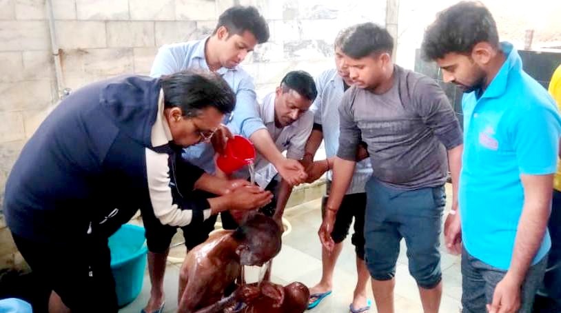 Volunteers helping residents at Apna Ghar Ashram